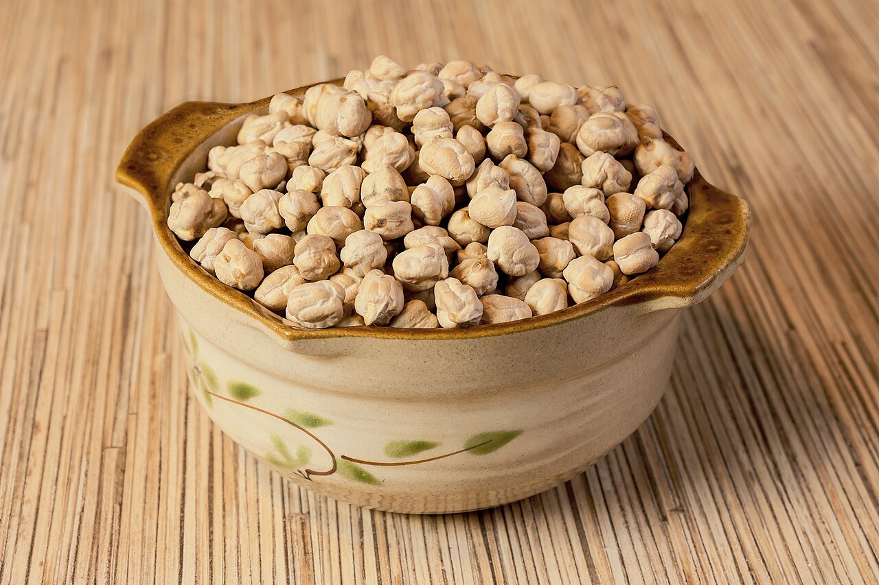 Ordinary chickpeas in a Turkish ceramic bowl