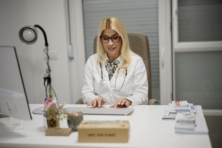 Πώς να επιλέξετε πλαστικό χειρουργό: κριτήρια και ερωτήσεις